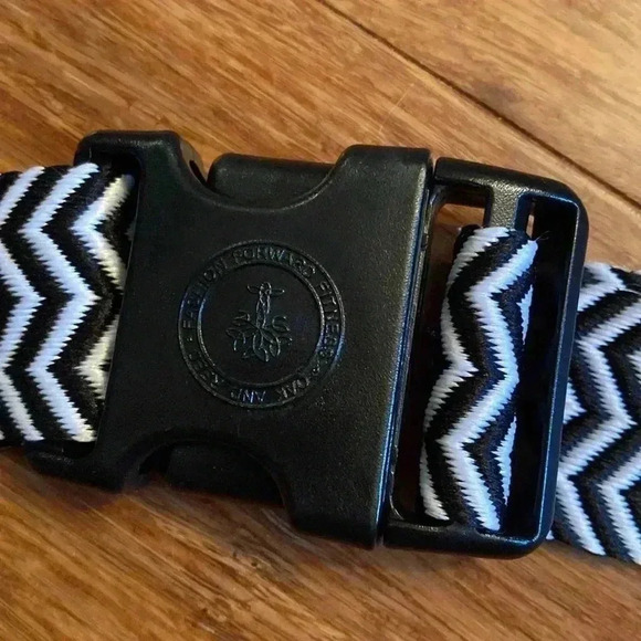 Oak and Reed black Fanny pack/belt bag - black - black/white adjustable strap - Picture 4 of 5